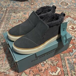 NWT TOMS Paxton Slip-On Chukka Sneaker